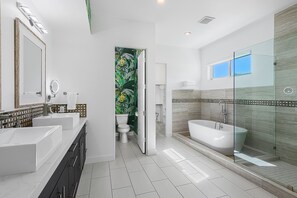 Combined shower/bathtub, jetted bath, hair dryer, towels