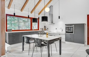 Kühlschrank, Geschirrspüler, Wasserkocher mit Kaffee-/Teezubehör