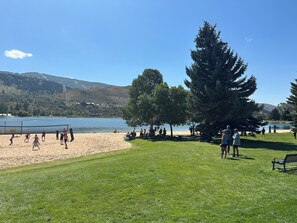 In Strandnähe, Liegestühle, Strandtücher