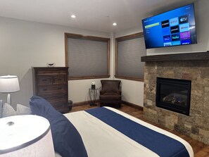 2 bedrooms, desk, free WiFi, bed sheets - Luxury 2 bed,  2 bath condo minutes from the slopes and on the lake!  (Avon)