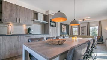 Een koelkast, een vaatwasser, een koffiezetapparaat/waterkoker