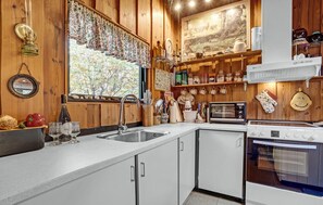 Fridge, stovetop, coffee/tea maker - Gorgeous home in Roslev with WiFi (Roslev)