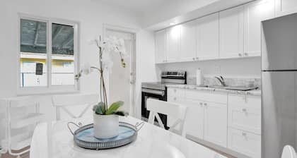 2 Bedroom villa, 5 min to Beach, walk to Shopping, Restaurants and more