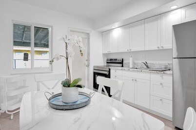 2 Bedroom villa, 5 min to Beach, walk to Shopping, Restaurants and more 