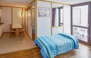 1 bedroom, bed sheets