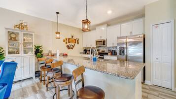 KĂŒhlschrank, Mikrowelle, Ofen, Herdplatte