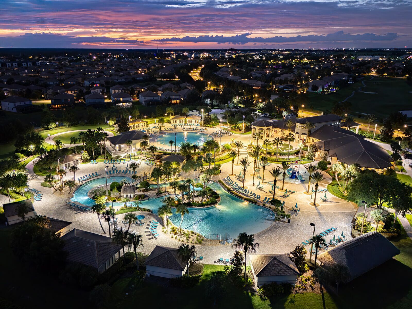 Alberca al aire libre y alberca climatizada