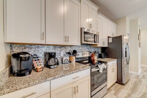 Køleskab, mikrobølgeovn, ovn, kogeplade