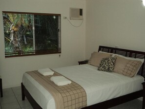 2 bedrooms, iron/ironing board, travel cot, free WiFi - Beachfront  (Yorkeys Knob)