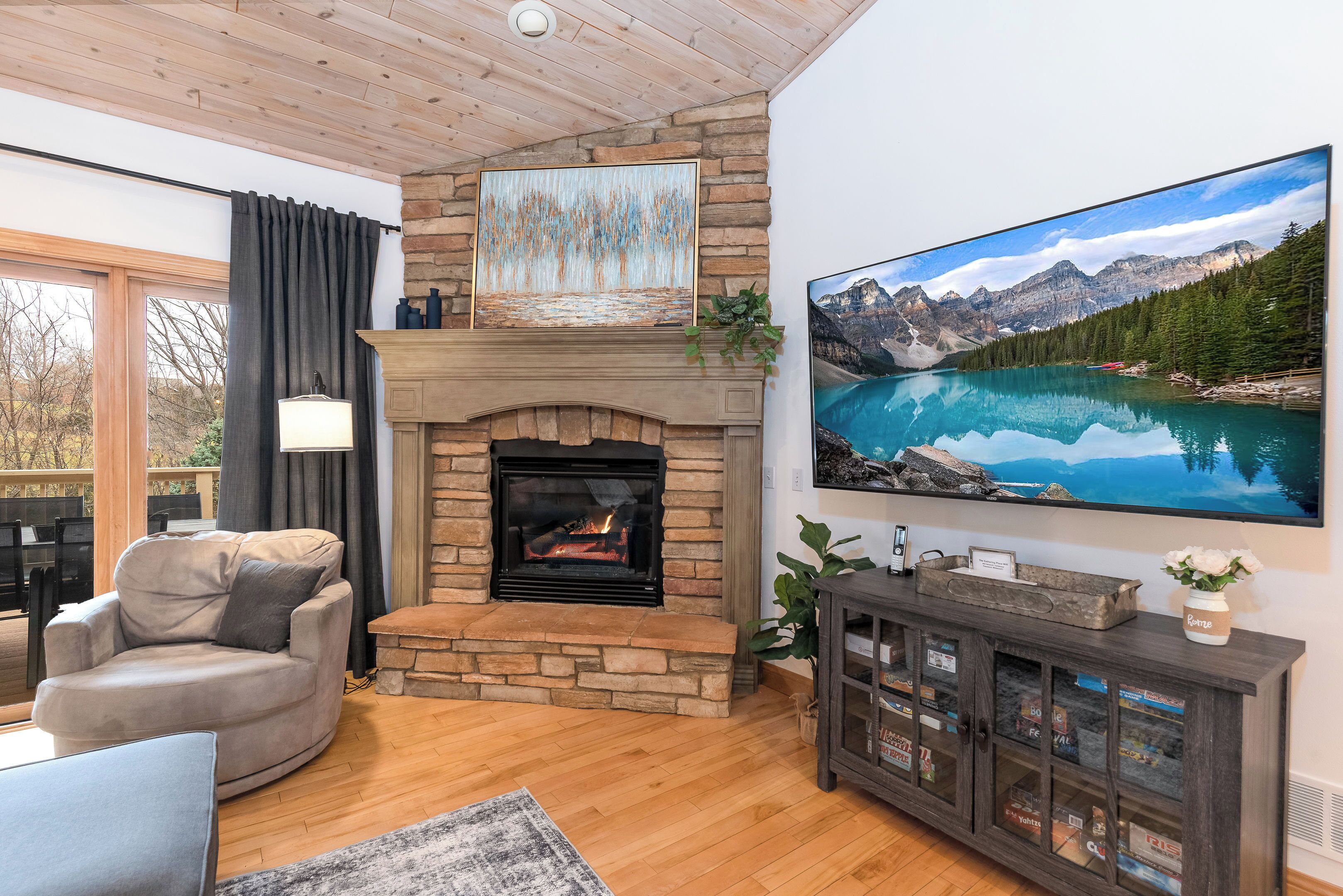 Smart-TV, peis og bøker