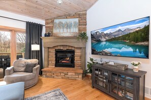 Smart TV, fireplace, books - The Gathering Place- Modern, Spacious, 6 Bedrooms (Galena)