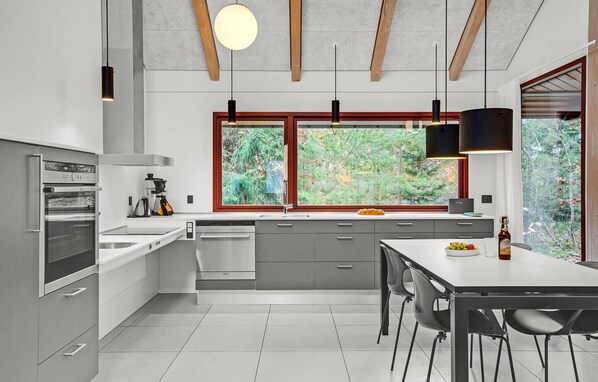 Kühlschrank, Geschirrspüler, Wasserkocher mit Kaffee-/Teezubehör