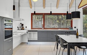 Kühlschrank, Geschirrspüler, Wasserkocher mit Kaffee-/Teezubehör