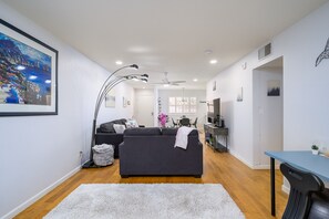 Smart TV, fireplace, ping pong, books