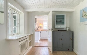 Fridge, dishwasher - Amazing home in Aakirkeby with WiFi (Aakirkeby)
