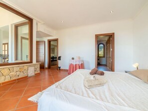 5 bedrooms, iron/ironing board, WiFi
