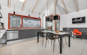 Kjøleskap, oppvaskmaskin og kaffetrakter/tekoker