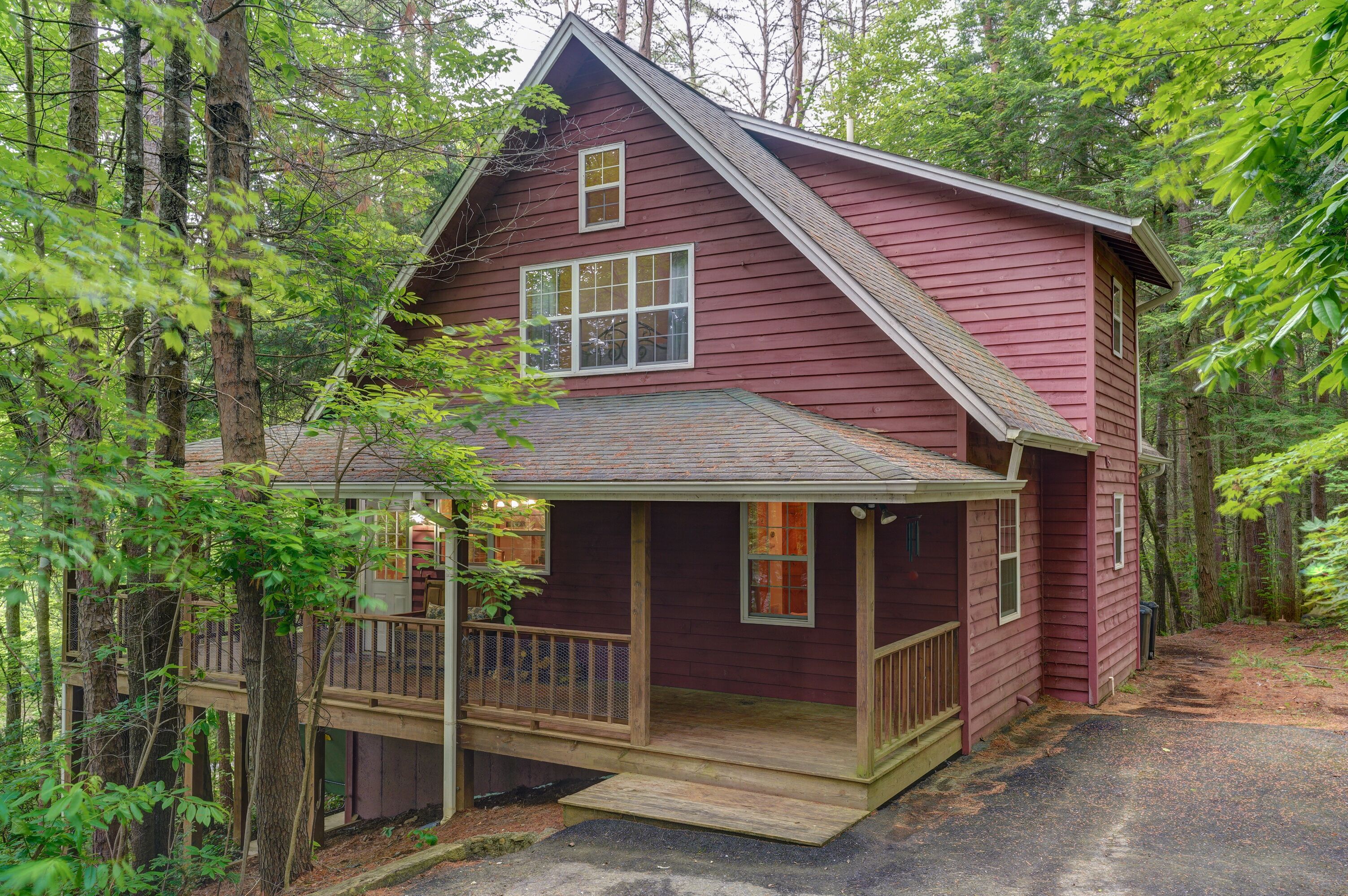 Creekside cabin in the woods - pet friendly, up to 8 guests