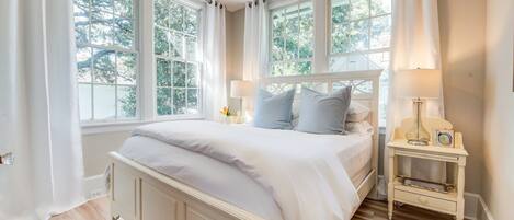 2 slaapkamers, een bureau, een strijkplank/strijkijzer, reisbedje