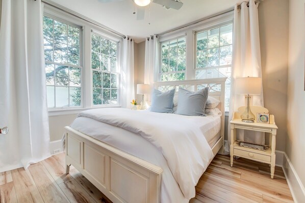 2 makuuhuonetta, työpöytä, silitysrauta/-lauta, vauvan matkasänky