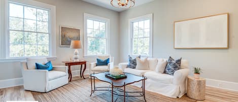 تلفزيون ذكي، مدفأة، كُتُب، خدمات بث