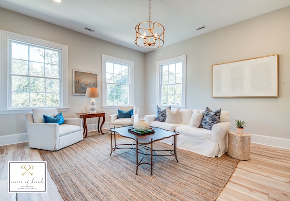 Smart TV, fireplace, books, streaming services