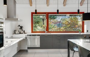 Kühlschrank, Geschirrspüler, Wasserkocher mit Kaffee-/Teezubehör