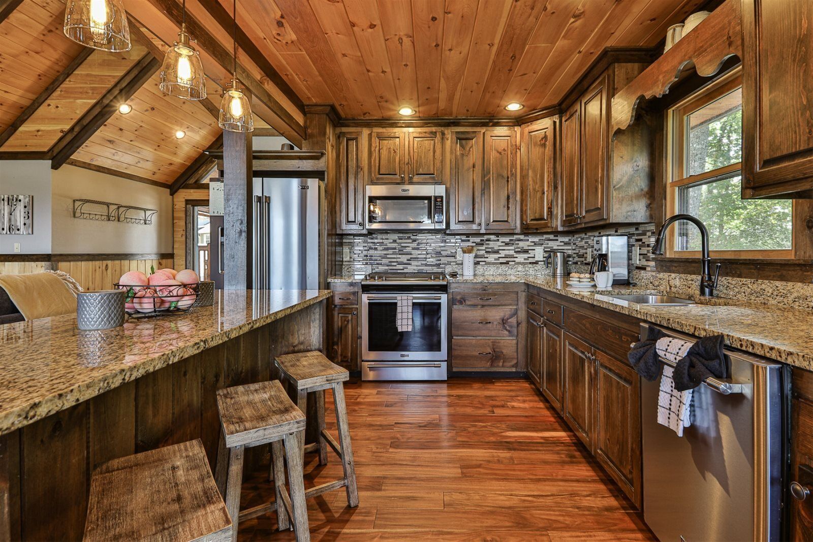 Kjøleskap, ovn, kokeplater og oppvaskmaskin