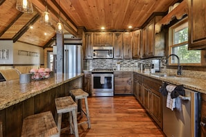 Fridge, oven, stovetop, dishwasher