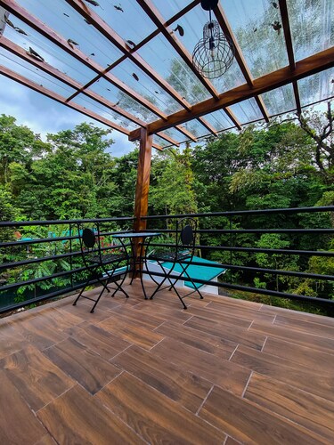 5 BR Rainforest Retreat 5 Minutes from Town!