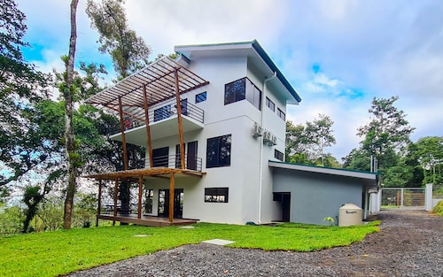 5 BR Rainforest Retreat 5 Minutes from Town!