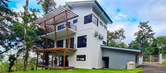 5 BR Rainforest Retreat 5 Minutes from Town!
