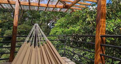 5 BR Rainforest Retreat 5 Minutes from Town!