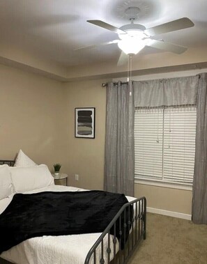 3 bedrooms, iron/ironing board, travel cot, free WiFi - Total Bliss (Charlotte)