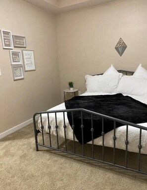 3 bedrooms, iron/ironing board, travel cot, free WiFi - Total Bliss (Charlotte)
