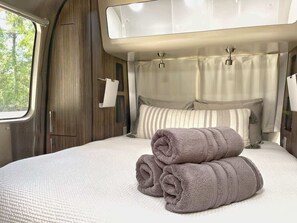 8 habitaciones, tabla de planchar con plancha, cuna de viaje y wifi 