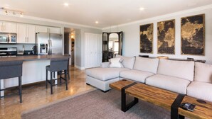 Un espacio habitable moderno con cocina, comedor y zona de estar.