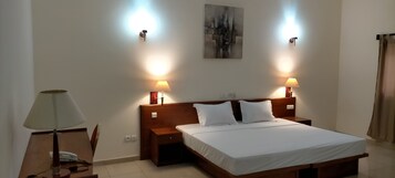 Quarto luxo | Individualmente mobiliados, escrivaninha, Wi-Fi de cortesia