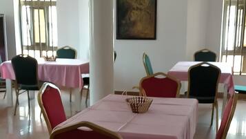 TĂ€gliches inbegriffenes kontinentales FrĂŒhstĂŒck