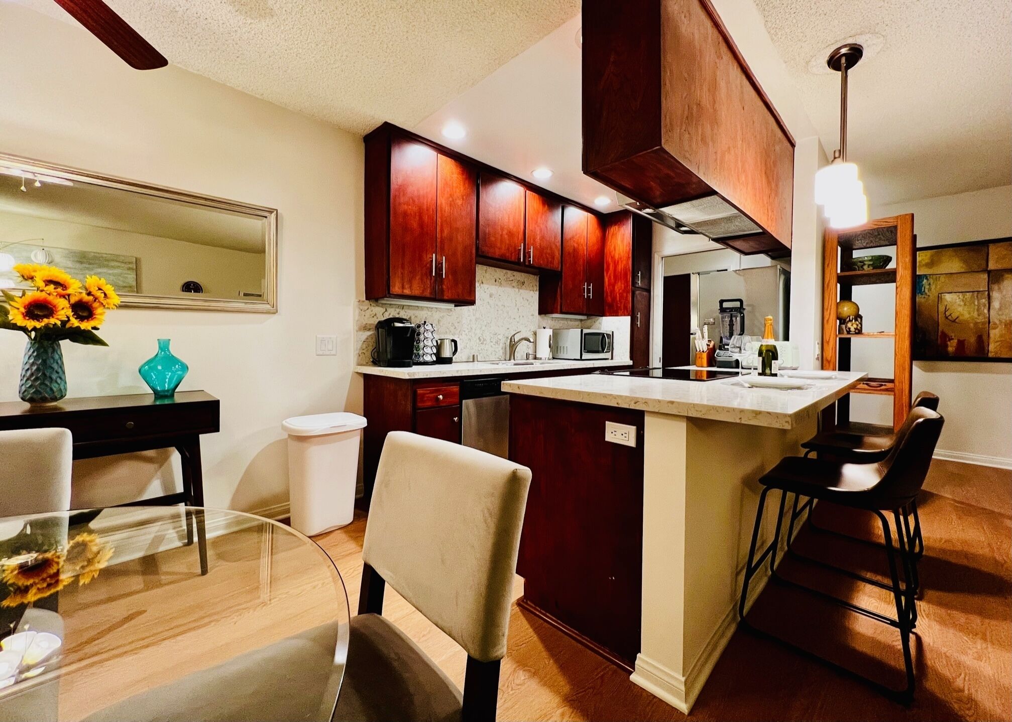 60's Modern, Mountain Views, Pool, Near Studios and All L.A. Attractions! Apt 17