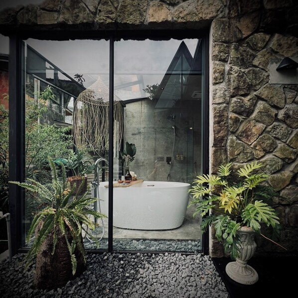 Elite Cabin | Free minibar items, free WiFi
