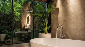 Elite Cabin | Bathroom | Separate tub and shower, rainfall showerhead, free toiletries