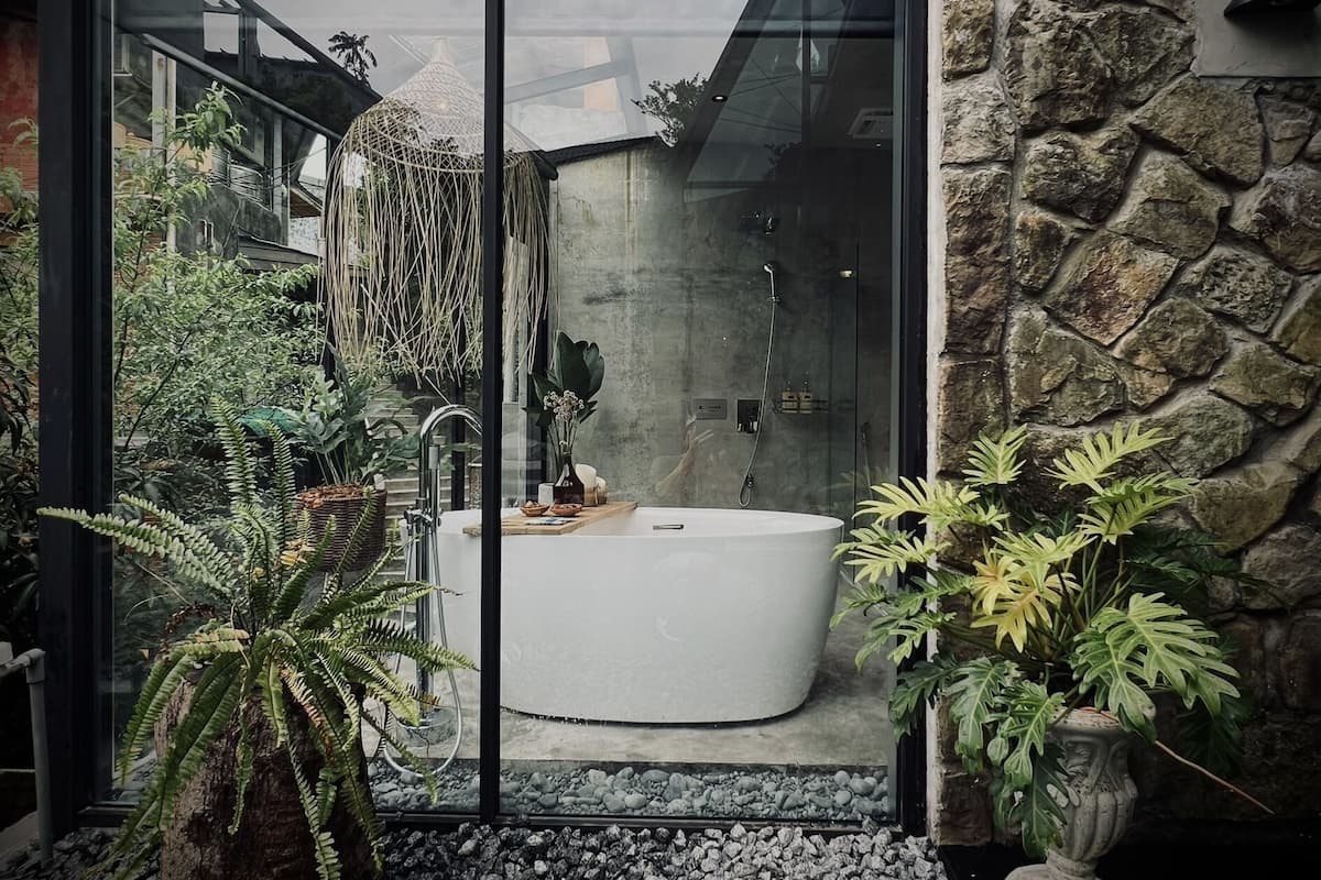 Elite Cabin | Bathroom | Separate bathtub and shower, rainfall showerhead, free toiletries