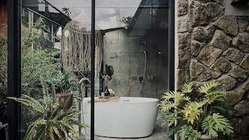 Elite huisje | Badkamer | Een aparte badkuip en douche, een regendouche, gratis toiletartikelen