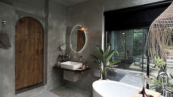 Elite huisje | Badkamer | Een aparte badkuip en douche, een regendouche, gratis toiletartikelen
