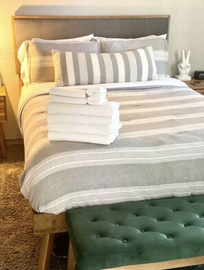 1 bedroom, iron/ironing board, WiFi, bed sheets - The Wanderlust (Irving)