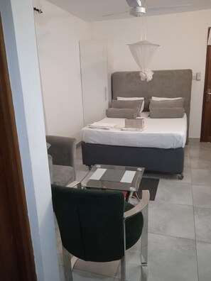 1 habitación, tabla de planchar con plancha, wifi gratis y ropa de cama 