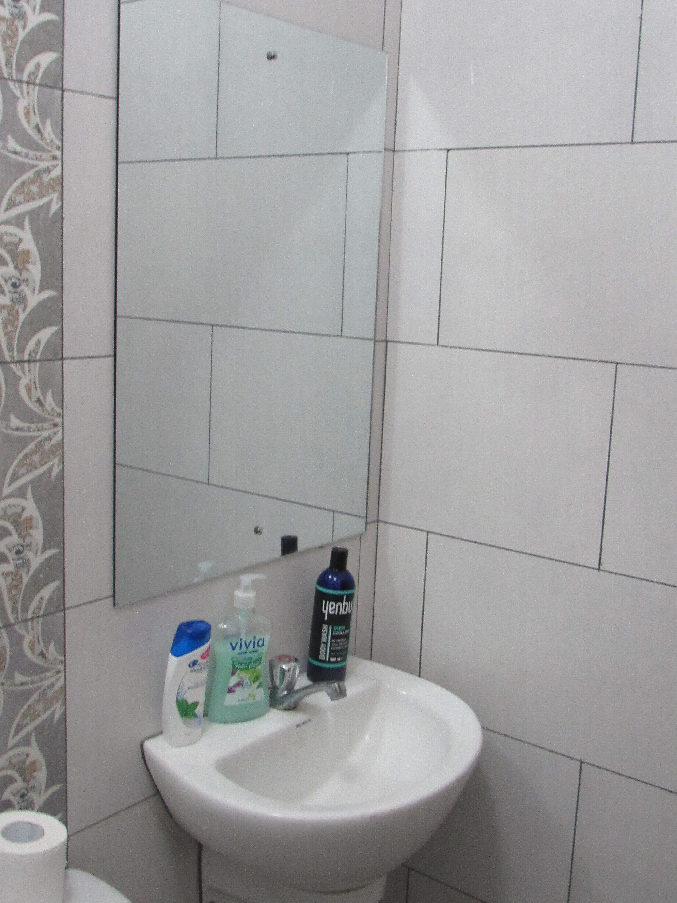 Douche, baignoire à jets, sèche-cheveux, serviettes fournies