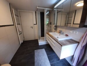 Shower, hair dryer, towels - Kiliansblick vacation apartment, for 2 adults and 1 child (Berchtesgaden)