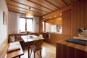 Kühlschrank, Mikrowelle, Geschirrspüler, Wasserkocher